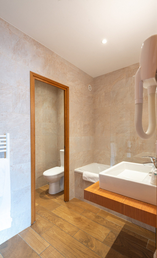 Bathroom 4, Logis Hôtel De La Cloche, Côte-d'Or
