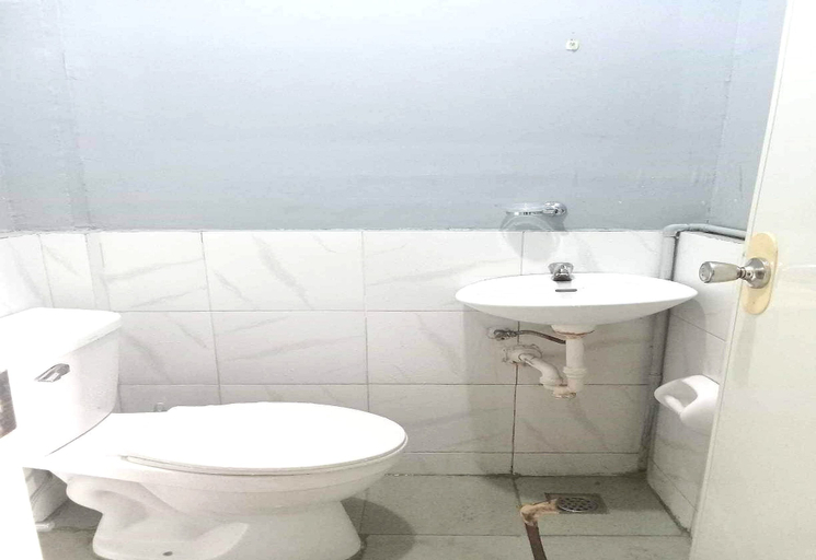 Bathroom 3, OYO 1062 Casa Edna Microtel And Function, Digos City