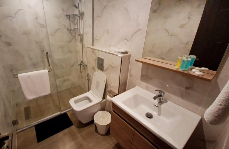 Bathroom 4, Red Carpet suites, Salt