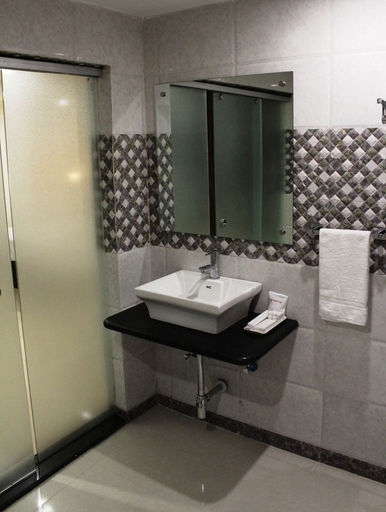 Bathroom 5, Hotel Royal Heritage, Kamrup Metropolitan