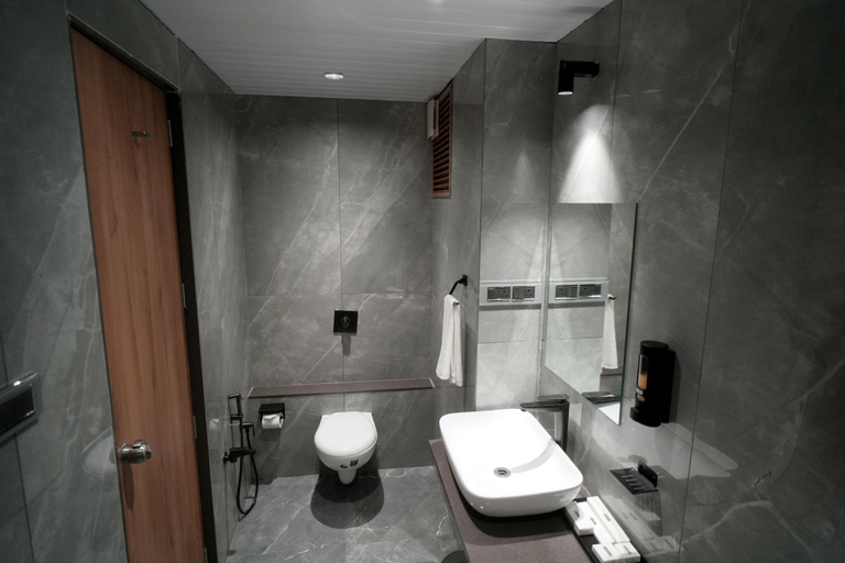 Bathroom 5, Dream Inn By Spring Tree, Surendranagar