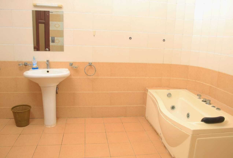 Bathroom, Lux Suites Lamera Beachfront Apartments, Kisauni