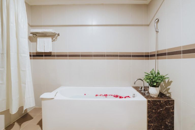 Bathroom 4, White Palace Thai Binh Hotel 1, Thái Bình
