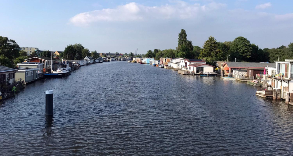 Others 3, Houseboat apartment with water terrace, free bikes & fast wifi, Amsterdam