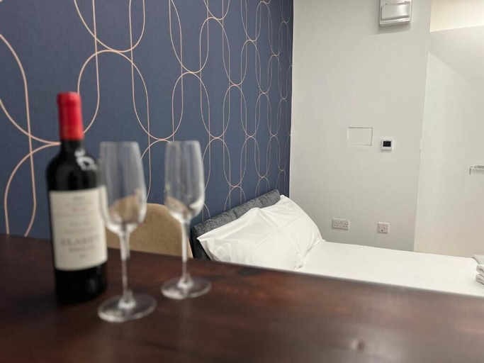 Bedroom 3, London Studios and Suites, London