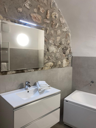 Bathroom 3, Castle Rhythm, Trento