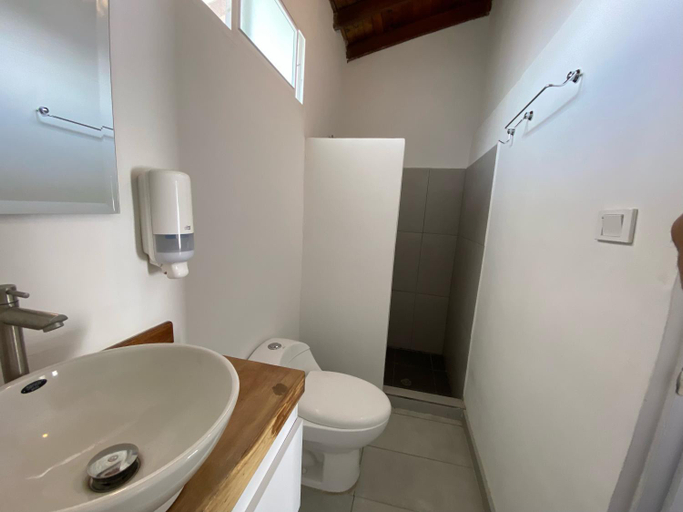Bathroom 5, LA VARIANTE, Zarzal
