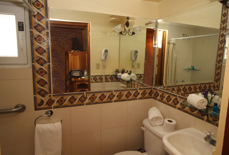 Bathroom 4, Vieja Cuba Hotel, Quito