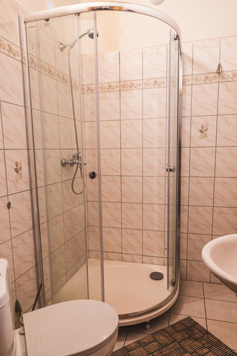 Others 3, Penzion Selsky dvur Branany, Most