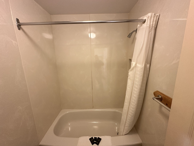 Bathroom 3, White River Motel, Algoma