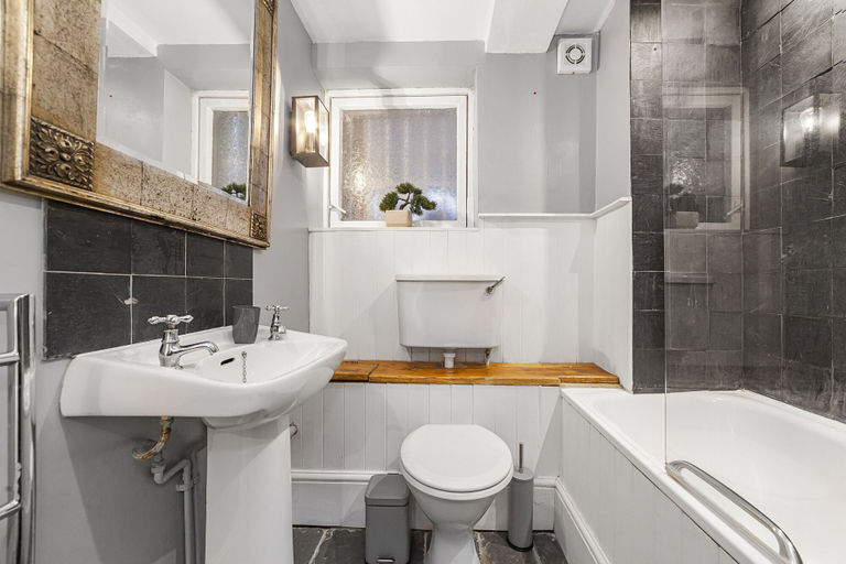 Bathroom 3, The Oval Colletion, London
