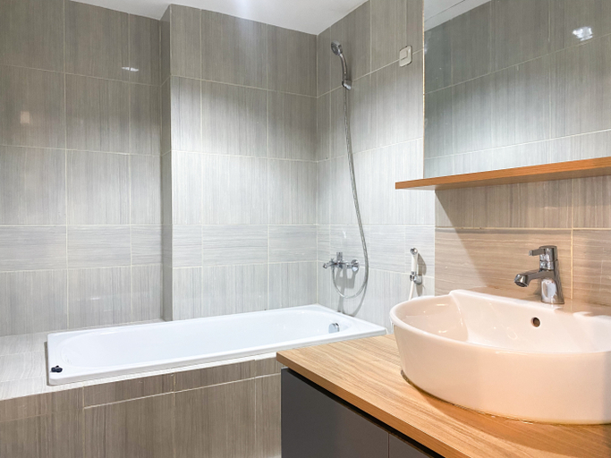 Bathroom 5, Homey and Spacious Studio Vasanta Innopark Apartment By Travelio, Cikarang