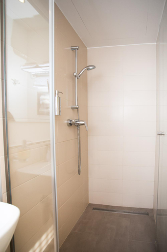 Bathroom 4, Prince Hall, Belgrade
