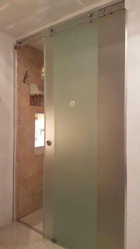 Bathroom 5, Nusha Apartments, Belgrade