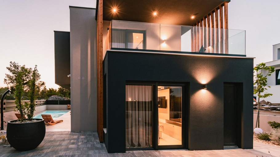 Exterior & Views