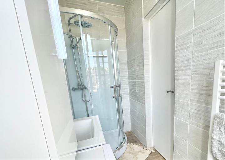 Bathroom 5, Arina & Julien Dieppe, Seine-Maritime