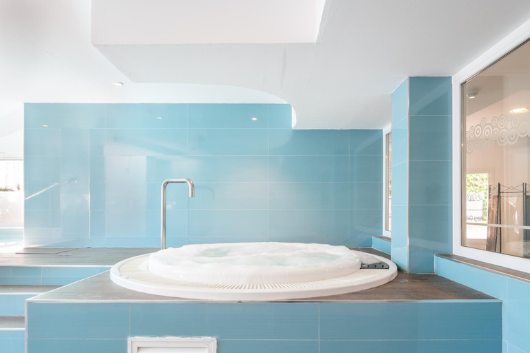 Bathroom 4, Hotel Nerja Club & Spa, Málaga