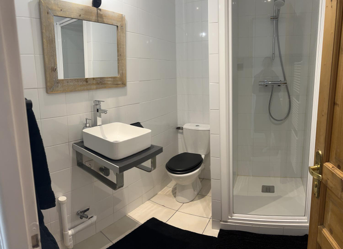 Bathroom 2, La Ferme de Valeuse, Oise