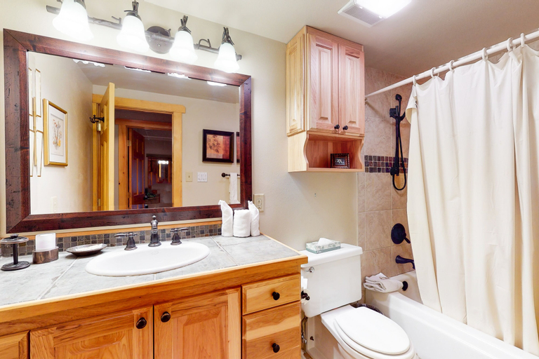 Bathroom 3, Peregrine, Summit