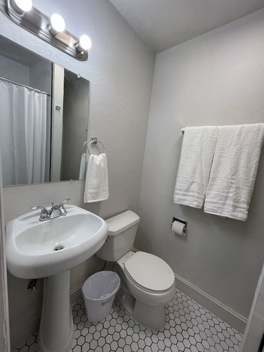Bathroom 5, Arizona 9 Motor Hotel, Coconino