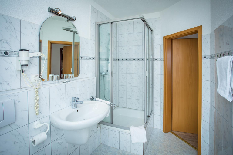 Bathroom 2, Hotel Ratskeller, Düren
