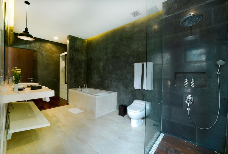 Bathroom 14