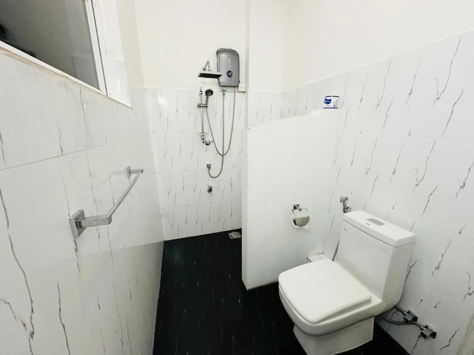 Bathroom 2, Jungle Fence, Bentota