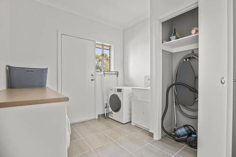Bathroom, StayAU 4BRM Chic Urban Retreat, Cardinia - Pakenham