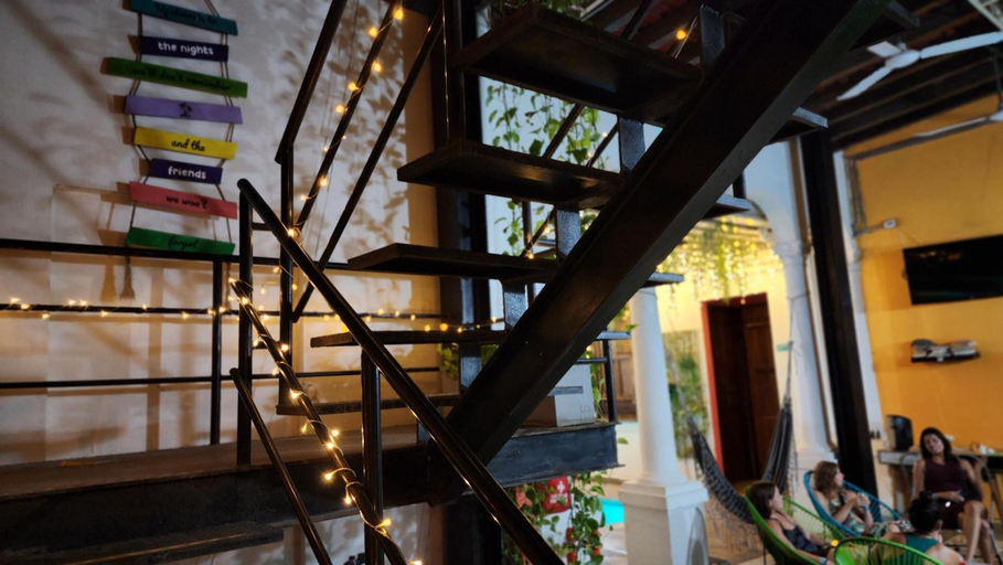 Others 4, Baboon Hostel, Santa Marta (Dist. Esp.)