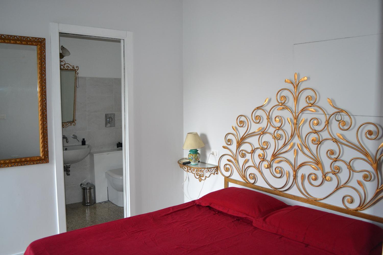 Bedroom 3, B&B Charming House, Salerno