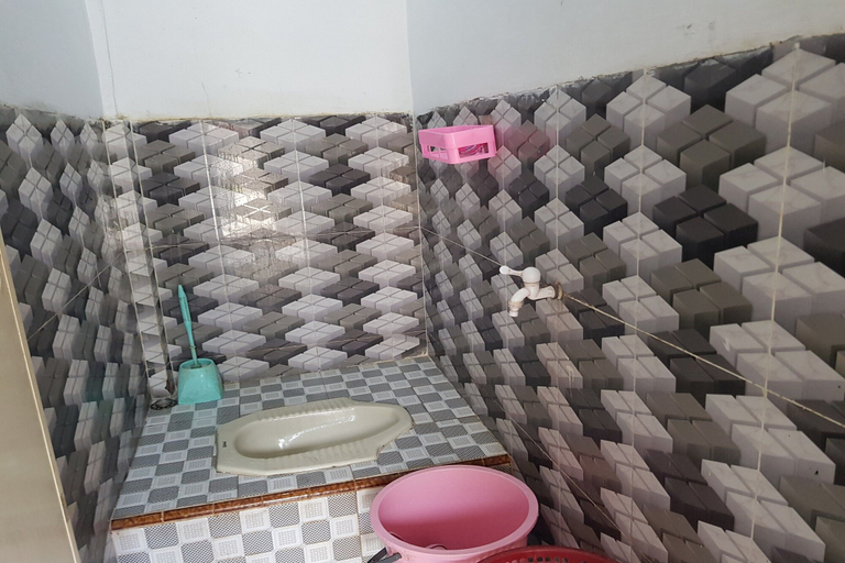 Bathroom, Hotel O Sejolie Sibayak, Karo