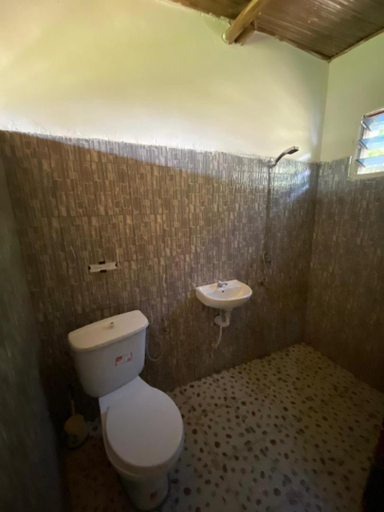 Bathroom, Lodge au paradis fleuri, Kloto