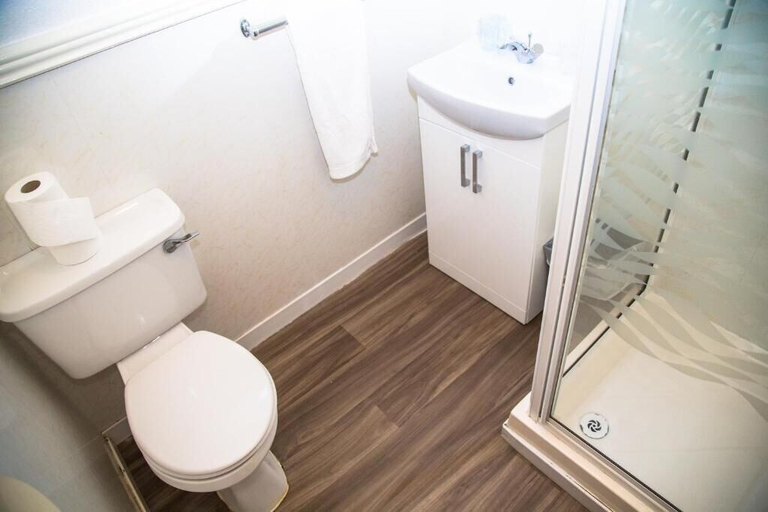 Bathroom 3, Barrons Hotel, Blackpool