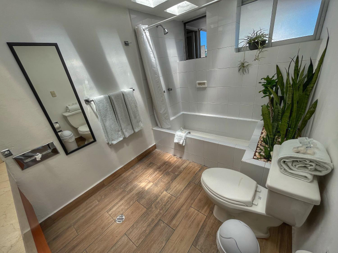 Bathroom 5, Best Western Riviera Tuxpan, Tuxpan
