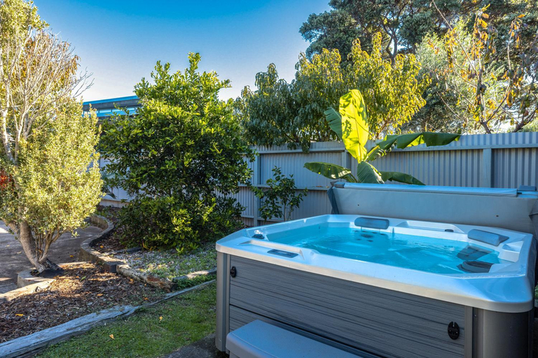 Sport & Beauty, Driftwood Beach House with Spa Pool, Auckland