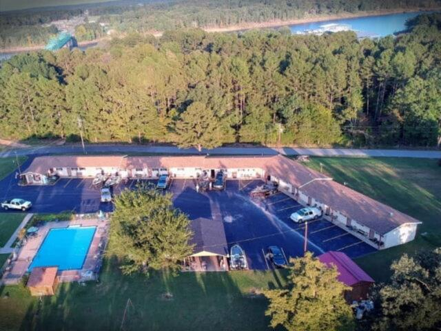 Exterior & Views 2, Sportsman's Lodge, Cleburne