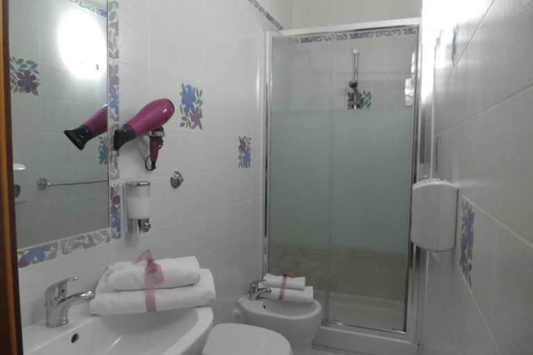 Bathroom, Hotel Castelfidardo, Rome