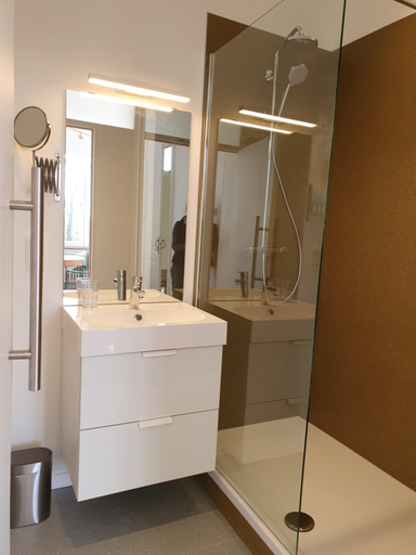 Bathroom 2, Le Chateau Blanc, Liège