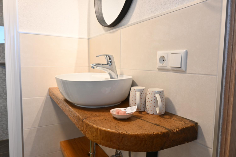 Bathroom 2, Biohof Auinger, der Tiererlebnishof, Vöcklabruck