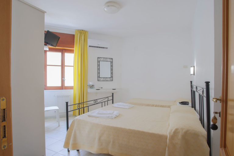Bedroom 3, Hotel Bolivar, Salerno