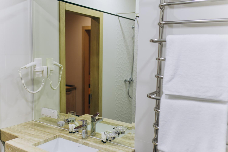 Bathroom 3, Cruce de Gustos, Tysmenyts'kyi