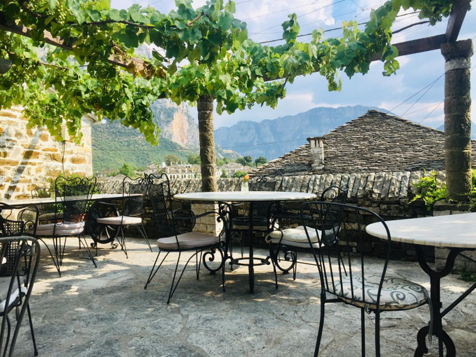 Food & Drinks 4, Saxonis Houses, Epirus
