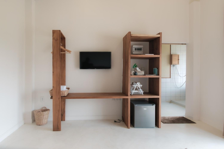 Others 5, Monko Villa, Pai