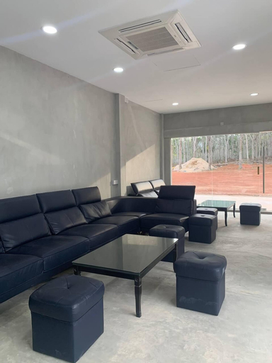 Lobby sitting area 9