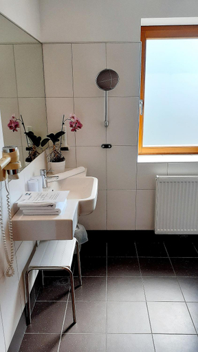 Bathroom 2, Hotel Fabrik Wien, Wien