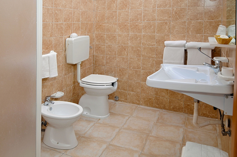 Bathroom 3, Il Giardino del Barocco, Syracuse