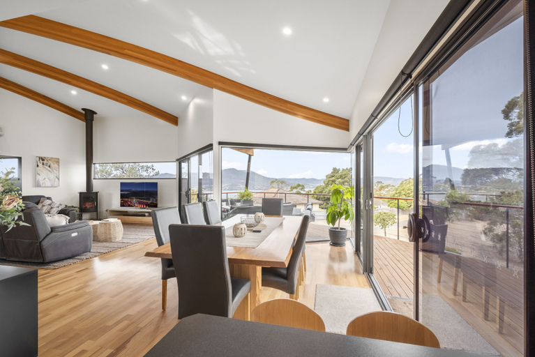 Food & Drinks 4, Tree Top Views - 4 Bedroom House, Glenorchy