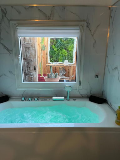 Bathroom, La Romantica, Gard