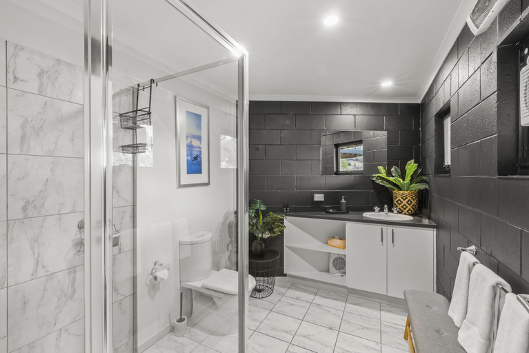 Bathroom 3, Tree Top Views - 4 Bedroom House, Glenorchy