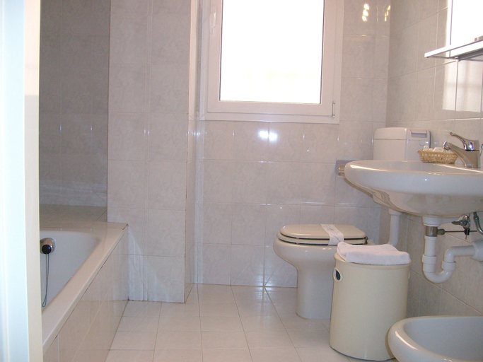 Bathroom 10